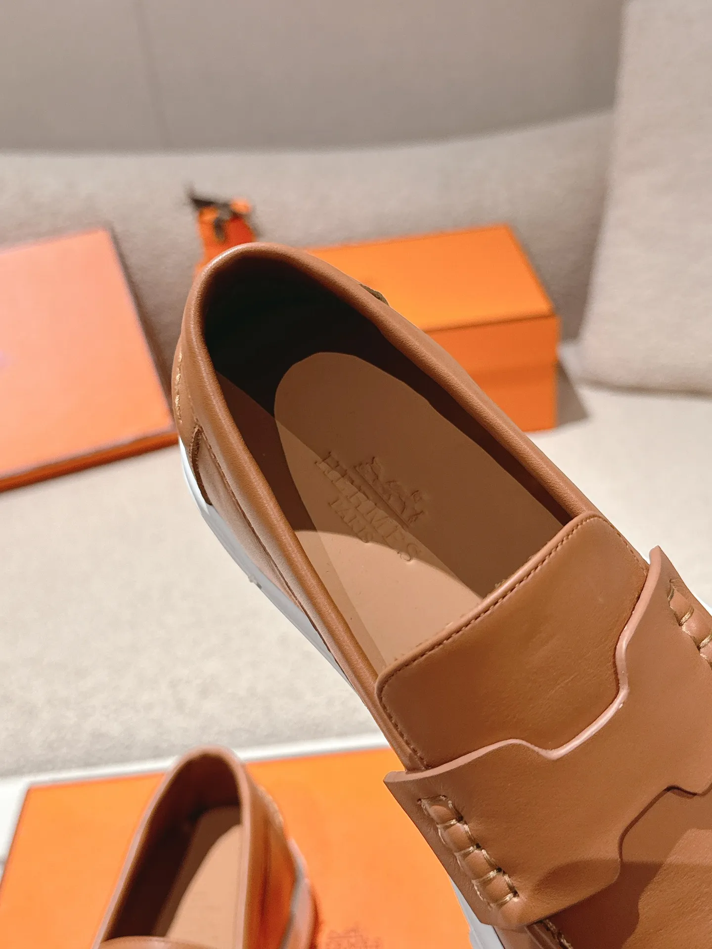 Men's men's shoes P620! Hermes# Thick Sole Couple Loafers These lace-up free sneakers in calfskin and washed denim feature signature "H" details. The design is simple and smooth, creating a fashionable urban look. It is comfortable and versatile. H family classics are not outdated, and the delivery counter is beautifully packaged🛍📦 Fabric: Original customized washed denim/first-layer cowhide Lining: Imported soft sheepskin Sole: Original open-molded anti-slip TPU material Size: 35-45